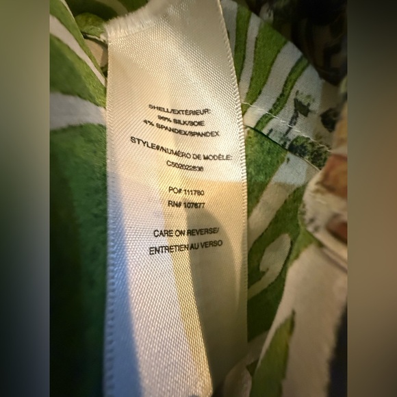 Alice + Olivia. Mirrored Garden Silk Blouse. Size XS. - Picture 11 of 11